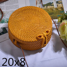 Carregar imagem no visualizador da galeria, BOLSA DE PALHA REDONDA RATTAN COM ALÇA